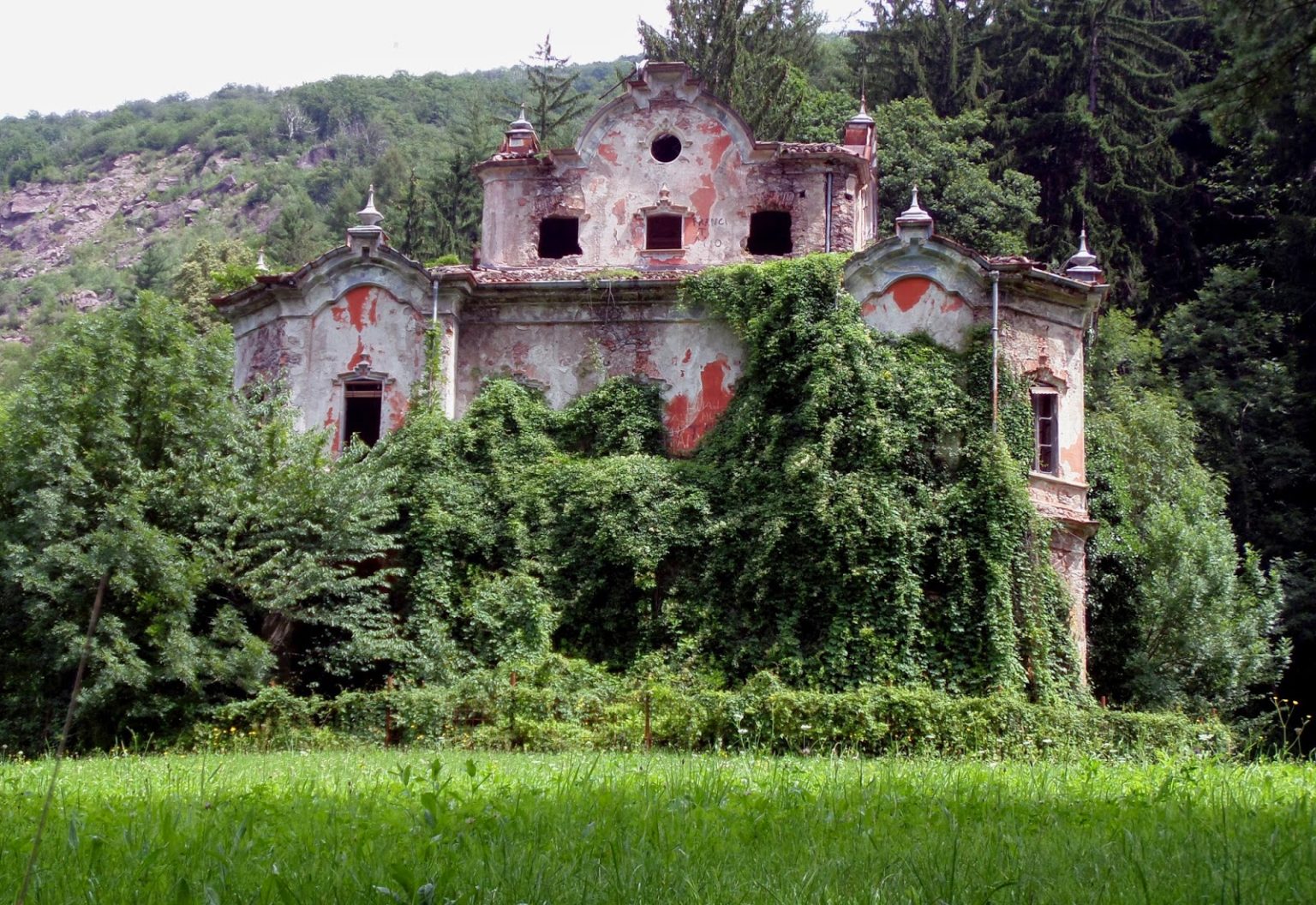 10 Stunning Abandoned Places in Italy Abandoned Italian Villa