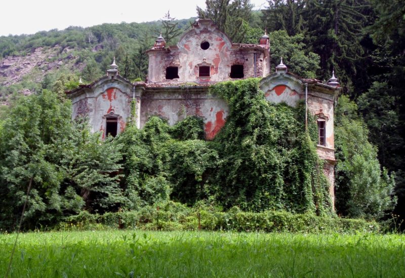 10 Stunning Abandoned Places in Italy - Abandoned Italian Villa